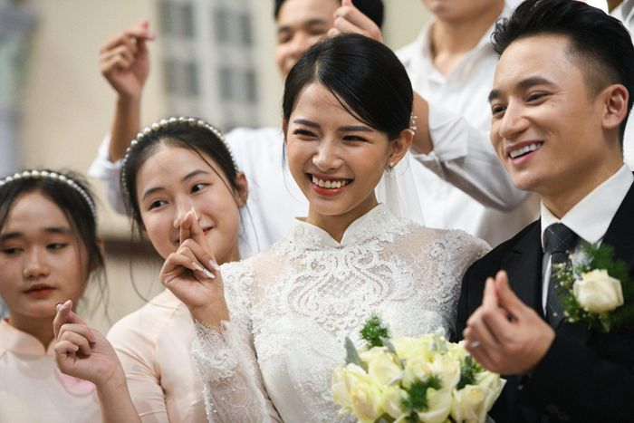 Ban đầu, Phan Mạnh Quỳnh dự định kết hôn vào ngày 1/12/2019 nhân dịp kỷ niệm 4 năm hẹn hò. Tuy nhiên, do dịch Covid-19 bùng phát và diễn biến phức tạp, hai người phải hoãn đám cưới hơn một năm.