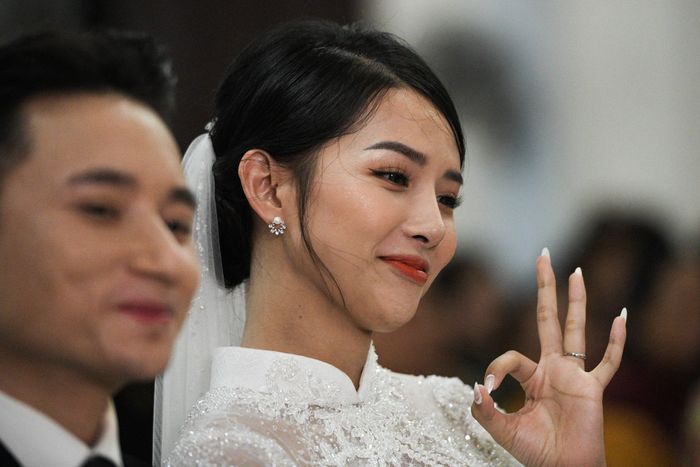 Khánh Vy vốn không theo đạo. Do đó, cô phải thực hiện lễ nhập đạo theo nghi thức Công giáo trước khi chính thức trở thành vợ của Phan Mạnh Quỳnh. Khánh Vy sinh năm 1994, cao 1,66 m. Cô từng làm người mẫu ảnh và đóng MV cho Đức Phúc, OnlyC... Vợ Phan Mạnh Quỳnh từng ghi danh tham dự The Face mùa 2 nhưng không tiến sâu vào vòng trong.