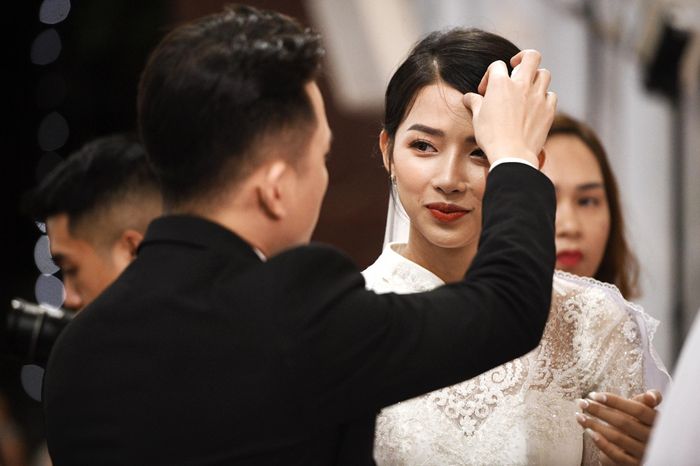 Tháng 9/2018, trong một bữa tiệc riêng tư với sự chứng kiến của bạn bè, Phan Mạnh Quỳnh đã cầu hôn Khánh Vy. Nam ca sĩ vừa chơi đàn guitar vừa hát Ngẫu hứng lý qua cầu trước khi ngỏ lời với cô. Trong buổi lễ tại nhà thờ, giọng ca Nước ngoài luôn tận tình chăm sóc vợ. Trước đó, anh từng chia sẻ cách thể hiện tình yêu của mình là "không được ngầu, lộng lẫy nhưng chân thành".