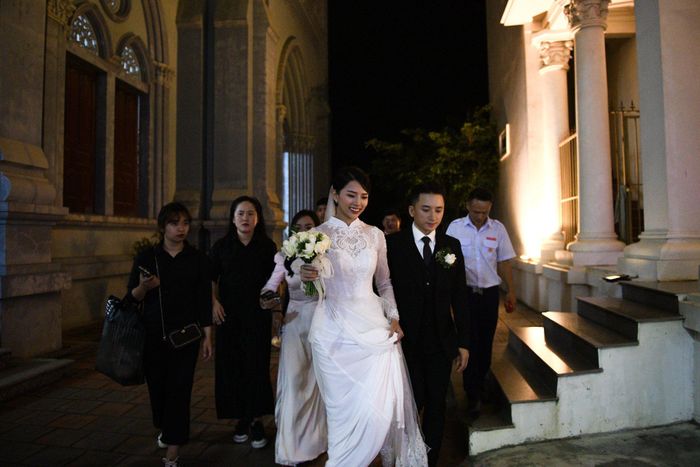 Sau khi thực hiện xong nghi thức ở nhà thờ, Phan Mạnh Quỳnh và Khánh Vy lên xe quay về nhà riêng. Hôn lễ ngày 17/4 của nam ca sĩ sẽ bắt đầu lúc 11h.