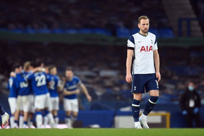  Song, Tottenham vẫn cho thấy hình ảnh "công làm, thủ phá" quen thuộc ở mùa giải năm nay. Tình huống lui về phòng ngự bất cẩn của Sergio Reguilon đã khiến "Gà trống" bị thổi phạt đền. Sau khi chứng kiến Sigurdsson quân bình tỷ số, Kane thể hiện rõ sự thất vọng. 