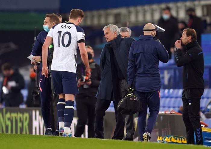  HLV Mourinho hỏi thăm Kane trước khi cầu thủ này rời sân. Mục tiêu vào top 4 đang ngày càng xa vời với "Gà trống", kéo theo đó là tương lai bất định của chân sút 27 tuổi. Nếu không giành vé dự Champions League mùa tới, nhiều khả năng Tottenham sẽ mất Kane vào tay những đội bóng lớn như Real Madrid, Man City hay Man Utd. 