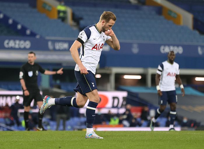  Cú đúp vào lưới đội chủ sân Goodison Park nâng tổng số pha lập công tại Premier League mùa này của Kane lên 21, dẫn đầu danh sách Vua phá lưới và hơn người đồng nghiệp Mohamed Salah 2 bàn. Số 10 của Tottenham cũng dẫn đầu danh sách kiến tạo với 13 lần dọn cỗ cho đồng đội. Thống kê này cho thấy đẳng cấp và sự toàn diện của Kane. 