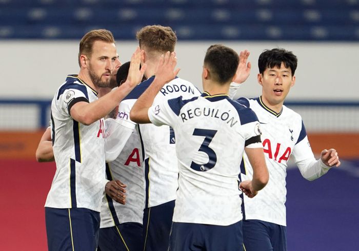  Trong ngày hàng công Tottenham thi đấu rời rạc, Kane là niềm hy vọng duy nhất của HLV Mourinho. Son Heung-min không duy trì được mối liên kết với người đồng đội ăn ý, trong khi tuyến giữa của "Gà trống" tỏ ra lép vế trước cặp James Rodriguez và Gylfi Sigurdsson. 