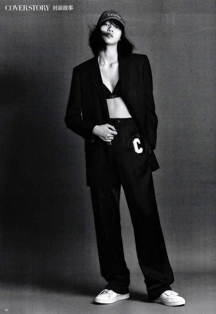 Lisa (BlackPink) diện theo phong cách này khi chụp ảnh họa báo Harper's Bazaar China. Ngoài quần dài, bạn cũng có thể mặc váy hoặc quần ngắn sao cho hợp thời tiết và cá tính. Ảnh: Harper's Bazaar.