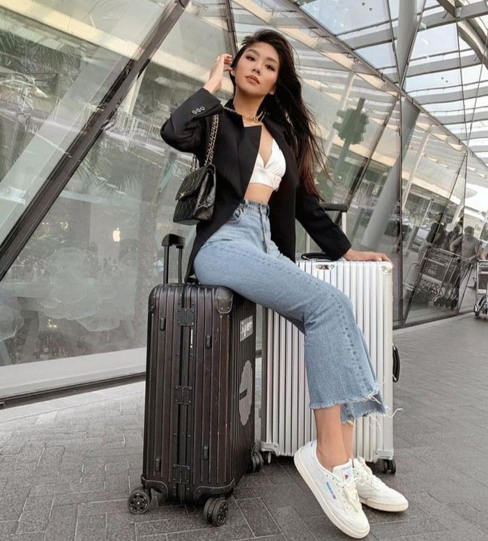 Cách phối phổ biến nhất chính là nội y, áo blazer cùng quần jeans. Tùy vào sở thích, mỗi người lại có lựa chọn bra phù hợp với mình. Tín đồ thời trang trên ảnh lựa chọn nội y màu trắng nhã nhặn, khoét sâu. Cô mặc thêm áo khoác blazer màu đen bên ngoài. Quần jeans cạp cao cũng góp phần tôn lên vòng eo nhỏ gọn. Ảnh: Proprint.