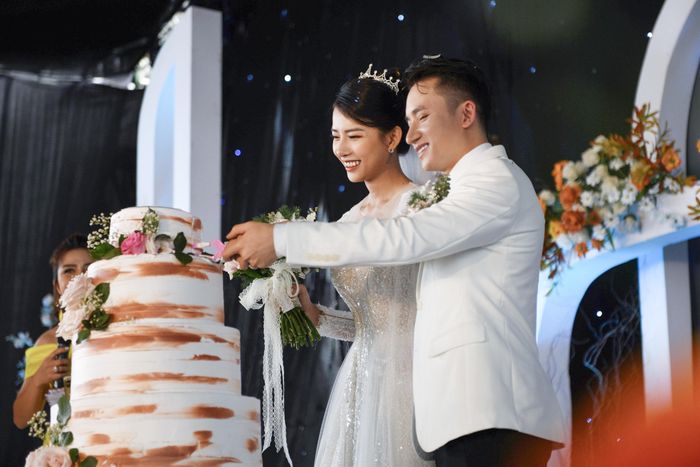 Nhạc sĩ Mắt biếc và Khánh Vy tiến hành những thủ tục theo nghi thức lễ cưới truyền thống ở quê. Cả hai cùng cắt bánh cưới 4 tầng. 