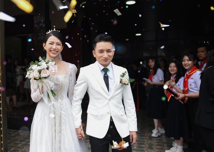  Cả hai rạng rỡ trong tiếng vỗ tay của bà con, làng xóm tại quê nhà. Sáng cùng ngày, tại Nghệ An có mưa lớn. Lễ cưới của Phan Mạnh Quỳnh phải lùi lịch khoảng 30 phút. Ngày vui của Phan Mạnh Quỳnh thu hút sự chú ý của người dân xã Diễn Vạn, huyện Diễn Châu. 