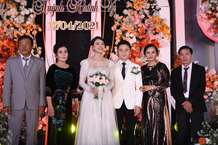  Đại diện hai bên gia đình có mặt tại sân khấu để chúc phúc Phan Mạnh Quỳnh và Khánh Vy. 
