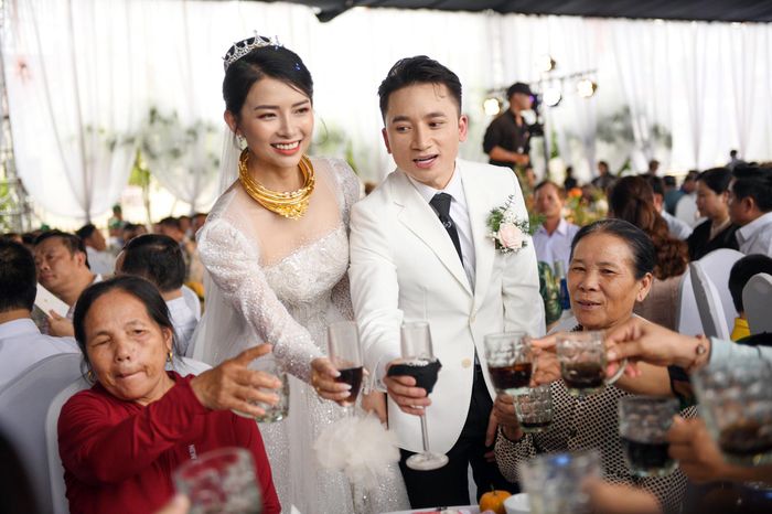  Cặp đôi đi từng bàn để chúc rượu mọi người. 