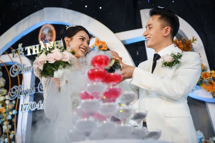  Sau đó, họ cùng rót rượu trong hôn lễ. Phan Mạnh Quỳnh và Huỳnh Khánh Vy lần đầu gặp gỡ vào tháng 10/2015. Tháng 9/2018, trên một bãi biển, trước sự chứng kiến của những người bạn thân thiết, Phan Mạnh Quỳnh quỳ gối cầu hôn bạn gái. Họ dự định tổ chức hôn lễ vào ngày 1/12/2019, nhưng phải tạm hoãn với lý do cá nhân. Tới năm 2020, nhạc sĩ kiêm ca sĩ một lần nữa hoãn cưới vì dịch bệnh. 