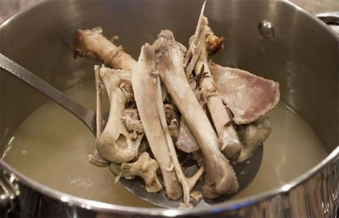 Nước bột xương. Xương dùng để ninh sau bữa ăn có thể cho vào một cái xô lớn ngâm trong 2 ngày. Trong thời gian này, cố gắng thay nước 3-4 lần rồi đem xương phơi nắng cho khô. Sau khi khô, dùng chày đập thành bột hoặc dùng máy để xay.