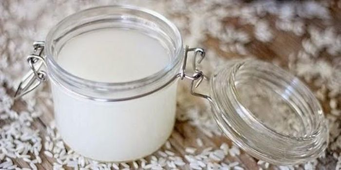Để thực hiện, bạn chuẩn bị một thùng có nắp lớn. Mỗi lần vo gạo, bạn chắt nước vào chiếc thùng này. Đợi đến khi đủ dùng, bạn tận dụng miếng nilong để bọc miệng cho kín rồi dùng nắp đậy lại.