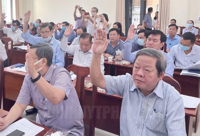 Các đại biểu thống nhất biểu quyết danh sách ứng cử tại hội nghị hiệp thương lần 2