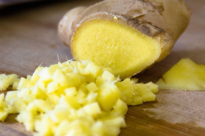 Dị ứng: Nhiều kết quả nghiên cứu đã cho thấy gừng có khả năng gây ra một vài phản ứng dị ứng như tình trạng khó thở, tắc nghẽn đường thở, tình trạng sưng phồng ở môi, lưỡi, phát ban hay mề đay.