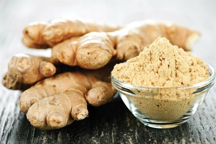 Gừng tính nóng nên thích hợp dùng cho người cảm mạo, phong hàn, vị hàn phát nhiệt sau khi dầm mưa... Chống chỉ định dùng gừng cho người bị cảm mạo thử nhiệt hoặc cảm mạo phong nhiệt