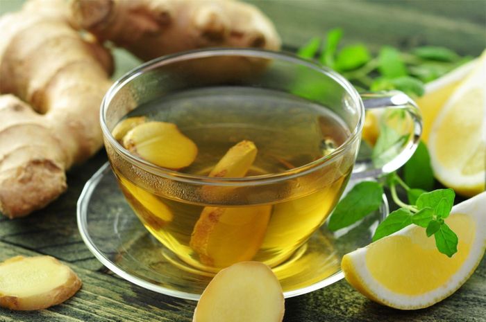 Tác hại khi uống quá nhiều trà gừng: Trà gừng là một thức uống thơm ngon được nhiều người yêu thích. Chúng giúp làm dịu bao tử nên có tác dụng hỗ trợ việc điều trị chứng buồn nôn. Tuy nhiên, nếu uống quá 5 ly một ngày, bạn có thể bị đau đầu, nôn mửa, tiêu chảy, ợ nóng, tim đập nhanh và mất ngủ.