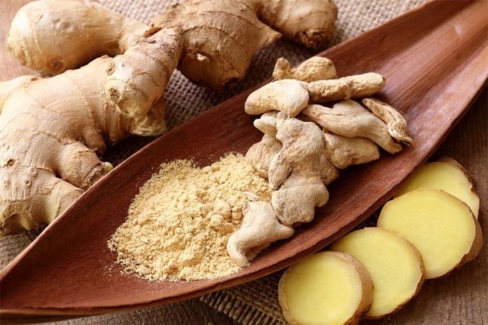 Người có thân nhiệt cao: Trong trường hợp này không nên ăn gừng vì nó sẽ làm thân nhiệt tăng cao hơn. Tuy nhiên, nếu bị cúm virus mà không sốt hay sốt nhẹ vẫn có thể dùng gừng, nhưng khi đã có dấu hiệu sốt cao và có nguy cơ tổn thương các mạch máu và xuất huyết thì tuyệt đối không được dùng gừng.