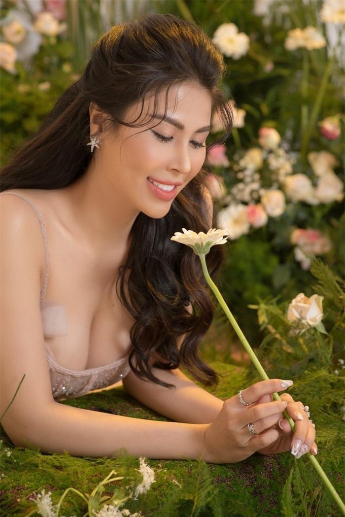 Mới đây, Trần Phương Nghi chụp bộ ảnh mới kỷ niệm 2 năm đăng quang. Trần Phương Nghi gây bất ngờ với vẻ ngoài gợi cảm.