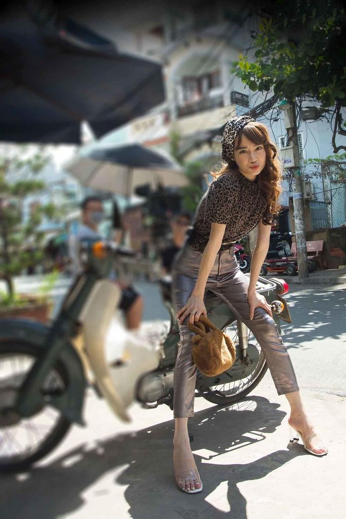 Lần khác là áo thun họa tiết da động vật cùng mũ nồi, túi lông cầm tay... rườm rà.