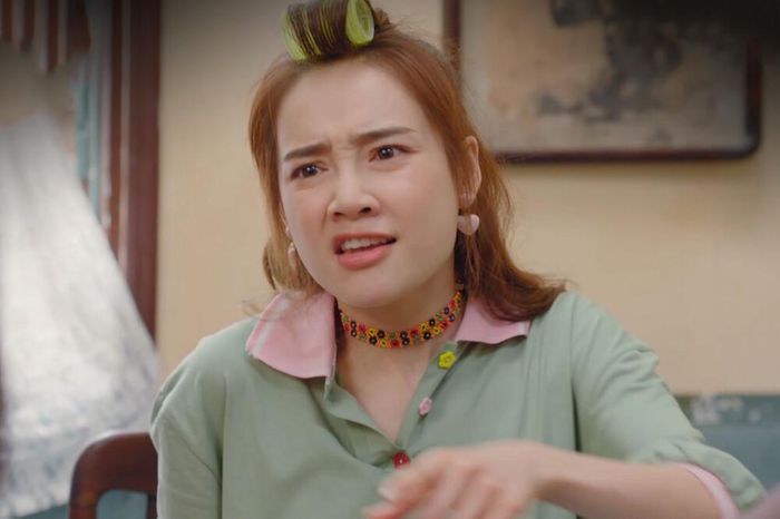 Người đẹp thử nghiệm những kiểu đồ lòe loẹt, các món phụ kiện rườm rà, nhiều màu sắc.