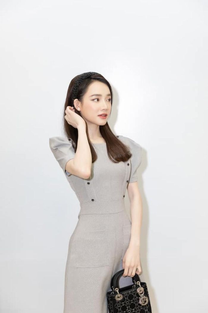 Trong phim thì thế thôi, còn ngoài đời Nhã Phương cực kỳ chú trọng câu chuyện ăn mặc. Người đẹp còn sở hữu gout tinh tế, nhẹ nhàng.