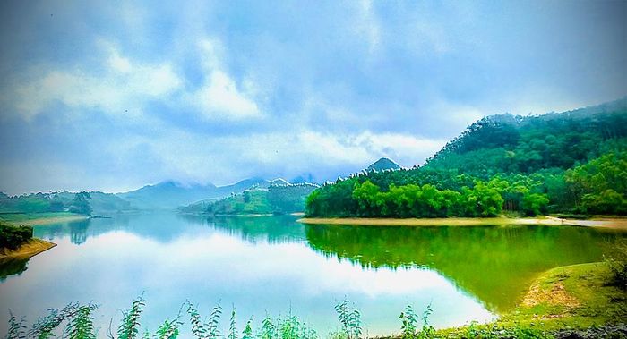 Toàn cảnh hồ Hoa Lũng.