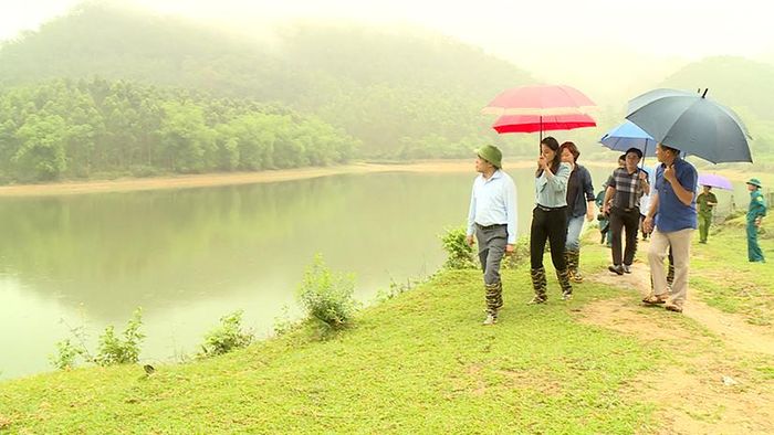 Đồng chí Bí thư Tỉnh ủy Chẩu Văn Lâm cùng lãnh đạo huyện Sơn Dương, Công ty cổ phần Woodsland Tuyên Quang khảo sát hồ Hoa Lũng. Ảnh: Hoàng Thảo