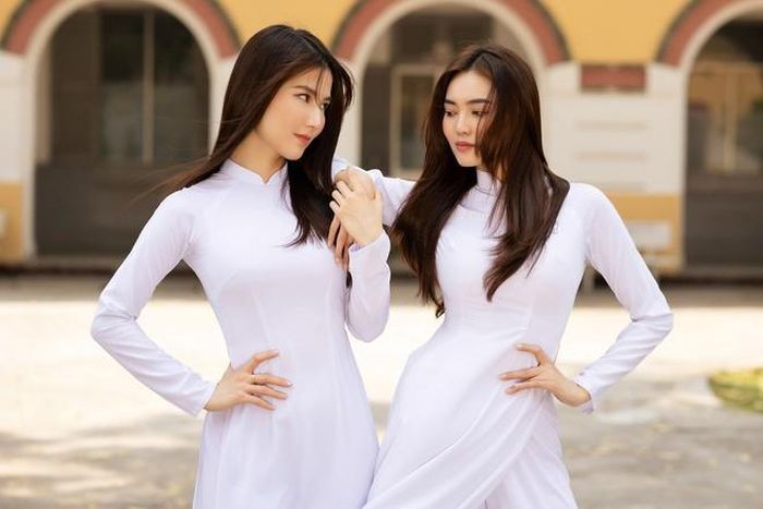 “1990” là bộ phim hài tình cảm có nội dung xoay quanh một hội bạn thân gồm 3 cô gái với 3 cá tính khác nhau