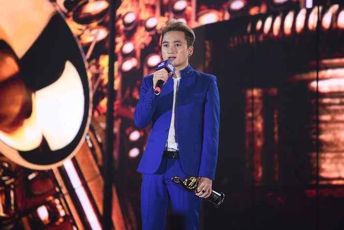 Nhờ hoạt động sôi nổi, Phan Mạnh Quỳnh được vinh danh tại Zing Music Awards 2015. Tuy nhiên, ấn tượng lúc bấy giờ của khán giả về nam ca sĩ vẫn chỉ dừng ở ca khúc Vợ người ta. Nhiều người còn mặc định anh là ca sĩ hát nhạc "quê" và "sến". Ảnh: Bá Ngọc.