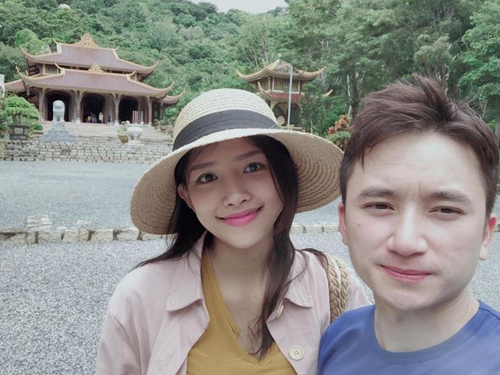 Nam ca sĩ Nước ngoài cầu hôn bạn gái vào tháng 9/2018. Nói về tình yêu, Phan Mạnh Quỳnh tự nhận cách thể hiện của anh với bạn gái "không được ngầu, lộng lẫy nhưng chân thành".