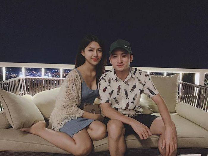 Cũng từ năm 2017, Phan Mạnh Quỳnh công khai chuyện tình yêu với Huỳnh Khánh Vy - hot girl từng đóng MV cho Đức Phúc, Only C. Khánh Vy cho biết Phan Mạnh Quỳnh là người chủ động theo đuổi cô sau khi gặp gỡ trong một buổi chụp hình. Cô gái 27 tuổi suy nghĩ khoảng một tháng trước khi nhận lời yêu.