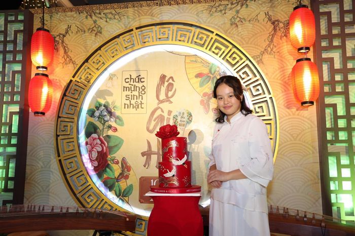  "Bé Gia Hân biết nhảy, hát, đàn, vẽ và thể hiện nhiều năng khiếu nghệ thuật. Gia Hân thường xem phim cổ trang nên vào dịp sinh nhật lần thứ 14, chúng tôi tổ chức bữa tiệc theo phong cách yêu thích của con", Thúy Hạnh cho biết. 