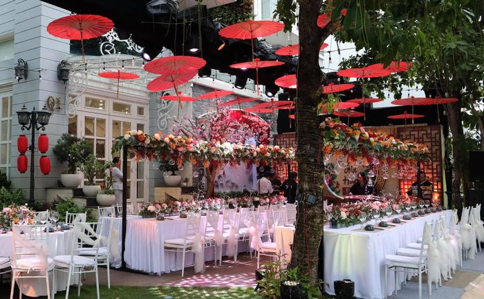  "Từ 6h sáng, anh Khang đã đi mua hoa tươi về cắm cho bữa tiệc. Tôi lo các chi tiết nhỏ nhất cho đúng concept như đặt món ăn, bánh sinh nhật, trang phục của nhạc công, nhân viên phục vụ... Cả gia đình, từ ông bà, ba mẹ đều lăn lộn hai ngày cùng ê-kíp trang trí khu vườn thượng uyển nhỏ xinh cho tiệc sinh nhật của Suli. Hy vọng sinh nhật tuổi 14 thật đáng nhớ đối với con", Thúy Hạnh bày tỏ. 