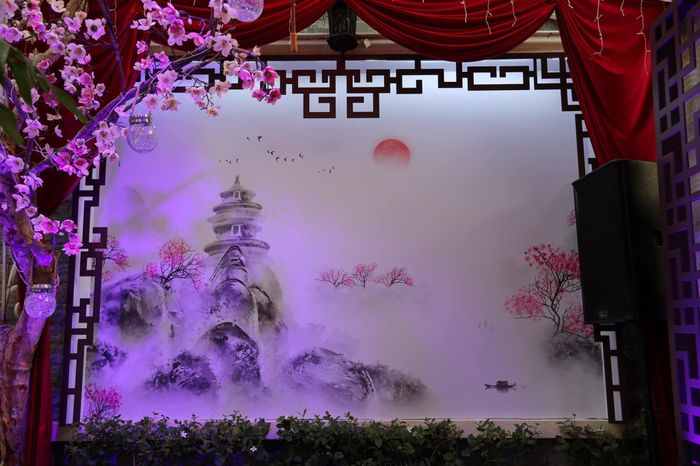 Những chi tiết nhỏ nhất trong buổi tiệc đều được chăm chút. Toàn bộ ghế mời của khách được trang trí màu trắng. 