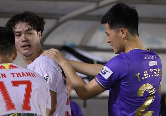  Sau trận đấu, nhiều cầu thủ CLB Hà Nội dành lời chúc mừng đến dàn sao HAGL. Phần lớn các tuyển thủ hai đội đều là nòng cốt của đội tuyển Việt Nam. 