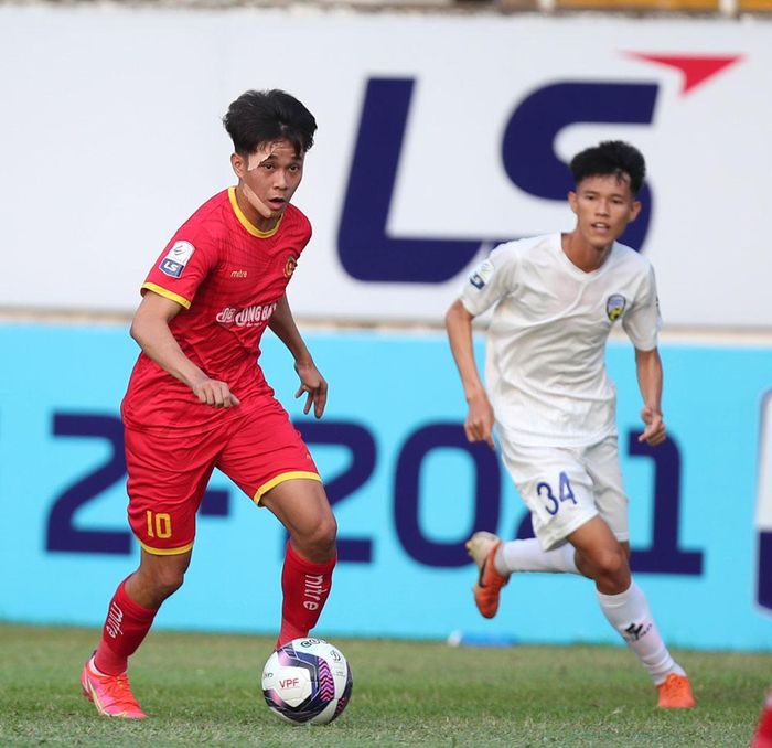 Tài năng của U22 Việt Nam và HAGL Lê Minh Bình (đỏ) cũng chứng tỏ mình rất hữu dụng ở Công an nhân dân. Ảnh: VPF