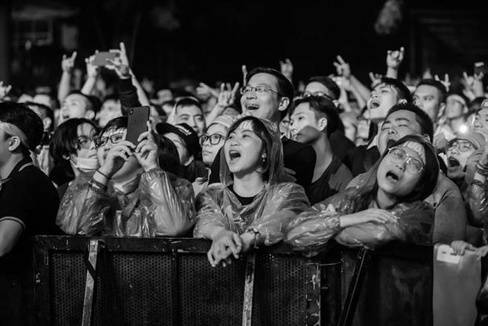 Có những lúc thời tiết không thuận lợi nhưng điều đó không làm người hâm mộ ngừng hòa giọng với ban nhạc