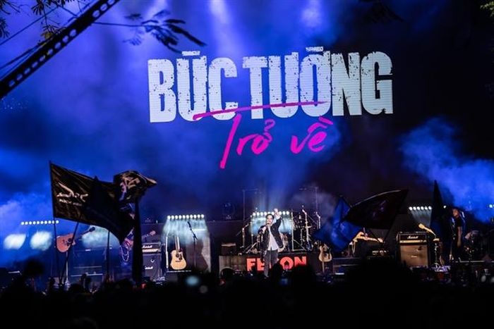 Được biết, có những ca khúc được viết dựa trên cảm hứng từ chính những tác phẩm của Bức Tường 