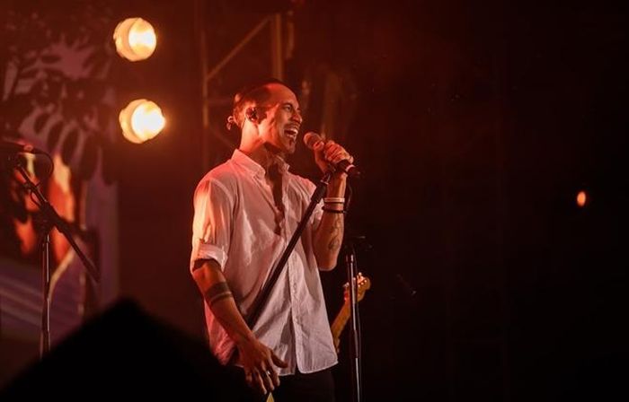 Rocker Anh Khoa - một người bạn mới, đã và đang đồng hành cùng ban nhạc. Anh mở màn cho phần trình diễn của Bức Tường với ca khúc "Ra khơi"