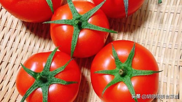 Ngoài quan sát vùng cuống, bạn có thể áp dụng các cách chọn cà chua ngon dưới đây.