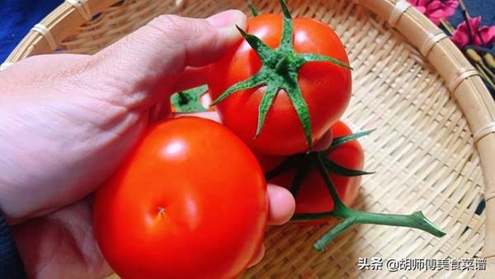 Loại cà chua có 6 cánh thường có đặc điểm mọng nước, hương vị thơm ngọt. Trong khi đó, loại 5 cánh sẽ xốp và mùi vị kém hơn.
