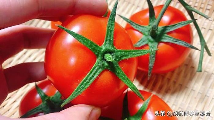 Bạn cũng nên chú ý chọn quả có phần cuống vẫn còn tươi không bị héo úa. Cà chín cây thường có cuống dính chặt vào đầu quả. Vì vậy khi mua bạn có thể kéo nhẹ xem cuống có bị rời khỏi quả 1 cách dễ dàng hay không. Nếu không thì bạn có thể chọn mua.