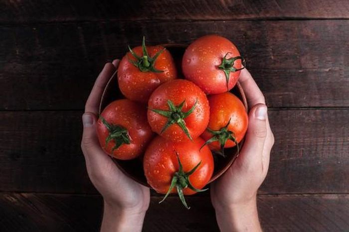 Dựa vào màu sắc. Bạn nên chọn những quả cà chua có lớp vỏ ngoài màu đỏ tươi, đều màu. Lớp vỏ ngoài nguyên vẹn, không có vết trầy sướt, căng mọng là cà chua tươi ngon. Ảnh: Internet.