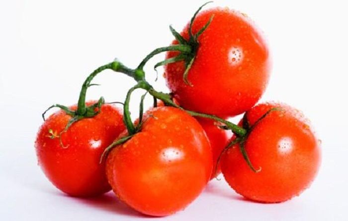 Cà chua có mùi lạ. Cà chua chín cây hoặc chín tự nhiên sẽ có mùi thơm nhẹ đặc trưng. Ngược lại, những quả không có mùi hoặc có mùi lạ cần hết sức cảnh giác. Rất có thể chúng được thương lái sử dụng formaldehyde phun trực tiếp để kéo dài thời gian bảo quản.