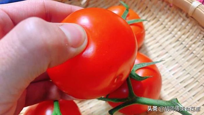Chọn cà chua chín mềm. Khi mua, bạn có thể dùng tay ấn nhẹ lên quả. Nếu vỏ cà rất cứng, điều này đồng nghĩa với việc chúng được thu hoạch khi chưa trưởng thành tối đa hoặc dùng hóa chất kích chín. Trong khi đó, những quả cà chua hơi mềm sẽ đạt độ chín 70-80%.