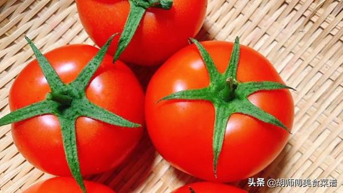 Cách chọn cà chua ngon này thực hiện bằng việc quan sát phần cuống trên mỗi quả. Bình thường, cuống cà chua sẽ có 5 hoặc 6 cánh tỏa đều.