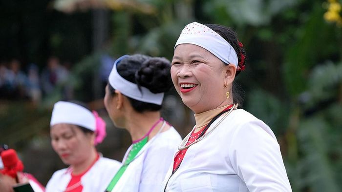 Bà Nguyễn Thị Nga (thôn Muồng Phú Vàng, xã Vân Hòa, Ba Vì) cho biết, cồng chiêng muốn hay thì phải chơi cả dàn 12 chiếc mới thành bài. 