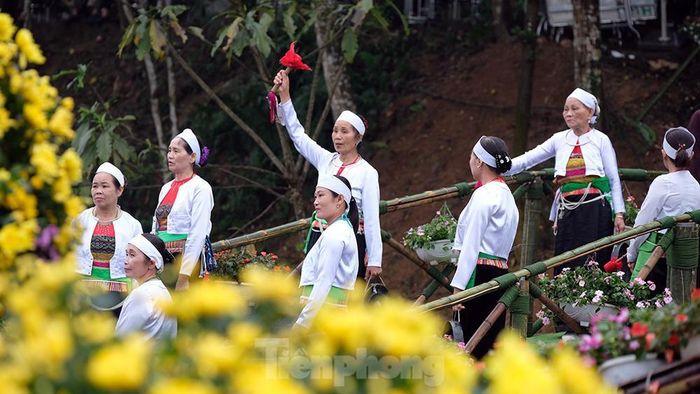 Vào thời khắc chuyển giao giữa năm cũ và năm mới, các gia đình Mường đều đánh ba hồi chiêng để mời tổ tiên về nhà ăn Tết cùng con cháu. Ngoài ra vào các dịp đám cưới, ngày vui, trọng đại đều có tiếng cồng chiêng. "Âm thanh cồng chiêng trầm bổng vang vọng, khẳng định sức sống mạnh mẽ cũng như bản sắc văn hóa", bà Nga nói.