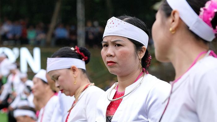 Theo lời bà Nga, đạo cụ biểu diễn cồng chiêng giữ vai trò quan trọng. Người con gái Mường biểu diễn với trang phục chỉnh tề đúng quy cách, điển hình là áo trắng, váy dài, vòng chạm, khăn tay, khăn đầu. Nhịp chiêng như nhịp chân bước, tùy theo giai điệu mà có những bước chậm rãi, thận trọng.